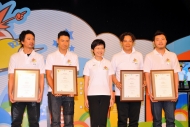 Eric Kwok, Jacky Cheung, Eason Chan and Abrahim Chan received certificates of appreciation from Mrs. Lam for their splendid production of 
