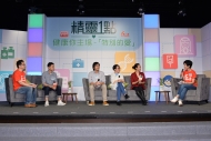 藝人鍾麗淇（右二）、音樂創作人馮穎琪（右三）、香港天使綜合症基金會創辦人Joson CHAN（左二）以及天使綜合症家長Andy CHAN（左三）分享其面對及接受孩子與別不同的成長經歷。