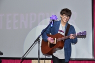 黎曉陽為新節目《廢青自修室》作介紹，又自彈自唱《香港傑出廢青》助興。