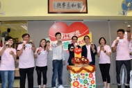 為慶祝港台第五台節目《香江暖流》啟播30周年，眾嘉賓高舉蛋糕，祝願《香》繼續為各長者提供各種生活資訊。
