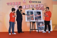 港铁公司车务营运主管——南面网络郑群兴 （左二）向在场长者分享乘搭港铁的安全讯息。