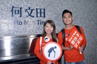 （左起）谭嘉仪、郑俊弘提醒长者使用扶手电梯时应「握扶手　企定定」，切勿站近梯级边缘。