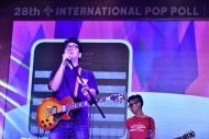 组合Modern Children献唱港台第二台节目《环球榜》冠军歌《Bittersweet Memories》，带动现场气氛。