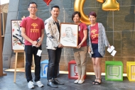 CIBS團隊為呂良偉送上本地藝術家的畫作，感謝呂良偉擔任「CIBS藝術大使」。
