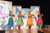 印度舞团体Sri Shakti Academy活动上表演助庆。