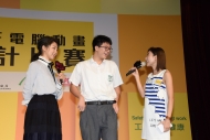 颜卓灵（左一）与现场学生参与游戏，宣扬职安健信息。