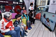 《香港故事─修复时刻》主持人曾俊华更与市民在流动电视厅内一齐「睇电视」。