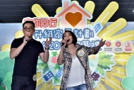 模範夫婦王書麒及許秋怡即席獻唱首本名曲《片片楓葉情》，令台下觀眾聽得非常陶醉。