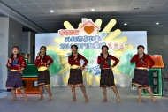香港善导会少数族裔青少年跳舞队MSR Laligurans表演优美民族舞蹈，炒热现场气氛。