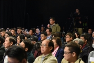 現場觀眾都十分關注香港現時經濟情況，把握時間發問問題。