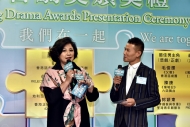 大會邀請黃淑儀（左）揭曉今屆「香港舞台劇獎」推薦獎──「終身成就獎」得主，為戲劇大師鍾景輝博士。
