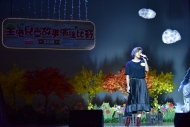 鄧小巧現場演唱《和好》，憑歌寄意大家要盡力保護環境。