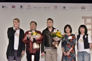 署理副廣播處長（節目）陳敏娟（右二）今日宣佈「第41屆十大中文金曲」的「金針獎」將頒予樂壇夢幻組合──達明一派，表揚他們對香港樂壇的貢獻。