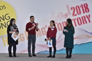 香港笔会会长Jason NG（左二）与得奖者分享写作心得。