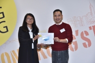 香港笔会会长Jason NG（右）颁奖予少年组第一名得主Diana Marie N. GAMBOA，她的参赛作品题目是《Yellow Bauhinia》。