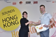 Hong Kong Free Press 执行编辑Sarah KARACS（左）颁奖予成人组第一名得主BUI Yu Ling，他已连续第三年获奖，今年的参赛作品题目是《A Song and I Had Parted Ways》。