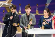 张敬轩（左一）凭《缺》夺得应届「十大金曲奖」第一位，而其唱片《HINSIDEOUT演唱会》亦获得「最佳中文唱片奖∶男歌手」。