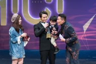 陈柏宇（左二）从小乐迷手上获颁「十大金曲奖」第四位的奖项，得奖歌曲∶《认真如初》。