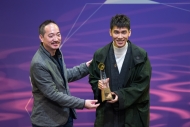 林奕匡（右）获颁「CASH最佳创作歌手奖」。