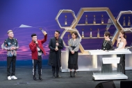 凭过去一年的努力，（左二起）梁钊峰、吴浩康、叶巧琳分别获颁「最佳进步奖」的金、银、铜奖。