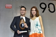 「90+ Logo」设计师关子轩和容祖儿在台上合照。