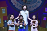 吴若希（后排中）颁发初小组冠（中）、亚（左）、季（右）军奖项，她大赞参赛小朋友年纪轻轻已表现得自信淡定，殊不简单。