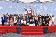香港電台第三台及南華早報合辦的年度慈善籌款活動「愛心聖誕大行動」今晚（11 月 7 日）假香港金融大會堂揭幕，一眾嘉賓齊集台上大合照。