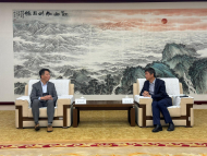 張國財與雲南廣播電視台副台長李曉風交流兩地跨媒體廣播發展路向。