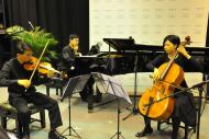 (左起)小提琴家石家灃、鋼琴家甘穎昶及大提琴家潘穎芝合奏。