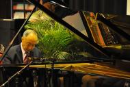本地鋼琴家李名強投入演奏蕭邦的第二號鋼琴奏鳴曲《送葬進行曲》。