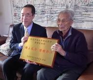 2010年2月, 唐英年親身到北京向吳冠中致謝