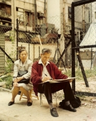 1990年吳冠中在香港李節街寫生