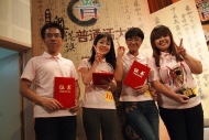 四名香港參賽代表，包括季軍得主 - 香港城市大學學生溫婷婷(右一)和「傳媒關注大獎」得主 - 聖保羅男女中學學生韓安琪(左二)，以及韋藤捷(左一)及林真如(右二)。