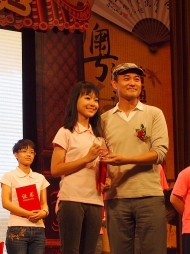 香港電台普通話台節目總監周國豐頒發獎項予「傳媒關注大獎」得主 - 聖保羅男女中學學生韓安琪。