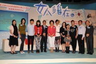 香港電台總監（電視）施永遠（左五）、婦女事務委員會主席高靜芝（左六）聯同一眾《女人多自在》演員應邀出席《女人多自在》啓播禮暨「香港女性感情生活及與伴侶關係」調查發佈會。
