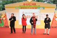 (左起)「有你同行」主持李仁傑, 表演嘉賓方伊琪, Joe Junior及香港電台第五台節目總監葉世雄為觀眾獻唱聖誕歌。