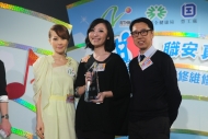 港台二台節目總監馮偉棠和Jade頒獎予冠軍得主徐曉彤