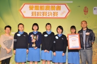 冠軍得主協恩中學，旁為頒獎嘉賓陳瑞端教授(左一)及周國豐(右一)。