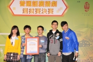 最佳音效得主香港中國婦女會中學，右一為頒獎嘉賓狄易達。