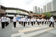 音樂會開始之前，香港警察樂隊整齊地步操進場。