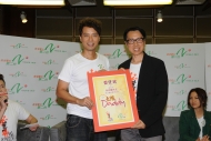 香港電台第二台節目總監馮偉棠頒發「太陽Daddy」委任狀予李克勤