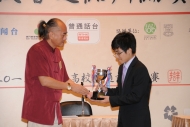 程鶴麟(左)頒獎予第二場「最佳辯手」香港大學的周昌傑