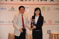 劉瀾昌(左)頒獎予第三場「最佳辯手」香港大學的徐佩玖
