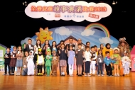 评委与一众「全港儿童故事演讲比赛2013」的优胜者大合照。