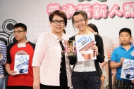 季军由中华基督教会铭贤书院的中四生金凤获得，她的淡定表现获得评判史湄老师(左)的赞许。