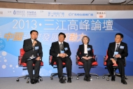 (左起) 徐岩教授, 孟曉蘇教授, 伍淑清博士, 陳小平先生交流對「新動力之產業創新」的見解。