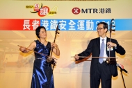 著名演奏家辛小紅(左)與港鐵公司副總監（車務營運）劉天成作二胡合奏。