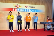 徐偉賢(右)彈奏電子琴，與C AllStar高唱《歲月如歌》。