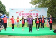 一眾嘉賓在中國香港體適能總會教練黃永輝的帶領下，與現場職業司機齊齊進行遠足前的熱身運動。