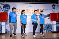香港振藩截拳道總會會長陸地博士與藝人羅孝勇、陳鈺芸及陳詩欣向現場觀眾示範截拳道動作。